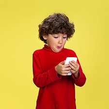 criança olhando para o celular