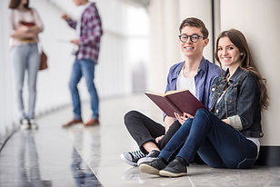 estudantes sentados no chão