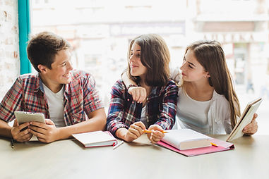 três estudantes com livros