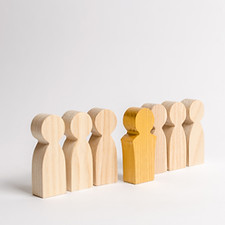 figura dourada de um homem sai da inha
