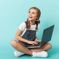 uma menina estudando com um laptop