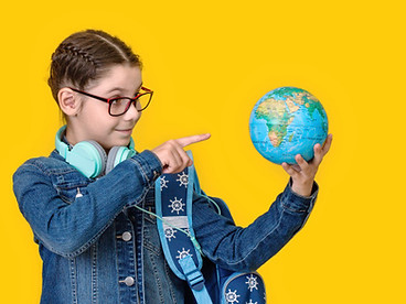 estudante com globo na mão