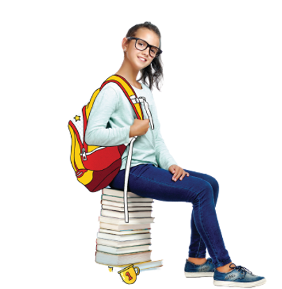menina comn mochila nas costas sentada em livros