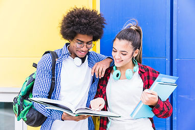 dois estudantes com livros