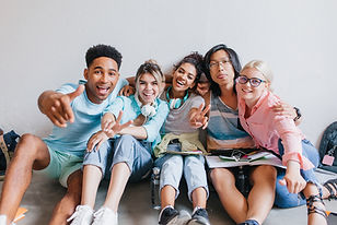 estudantes sentados e abraçados