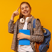 estudante com livro na mão