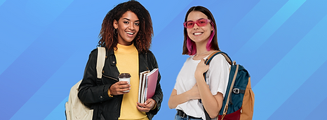 duas alnas com mochila em um fundo azul