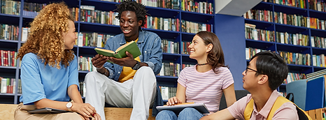 quatro alunos na biblioteca