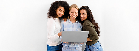 três estudantes olhando para o notebook