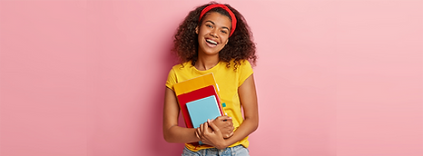 estudante no fundo rosa segurando livros